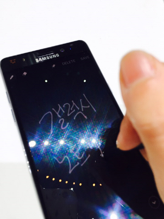 S펜을 분리하면 화면이 꺼진 상태에서도 메모가 가능한 기능이 전 모델인 '갤럭시노트5'에 이어 '갤럭시노트7'에도 적용됐다. 더 나아가 메모를 '올웨이즈온'으로 화면에 계속 띄워놓을 수 있는 기능이 추가됐다.